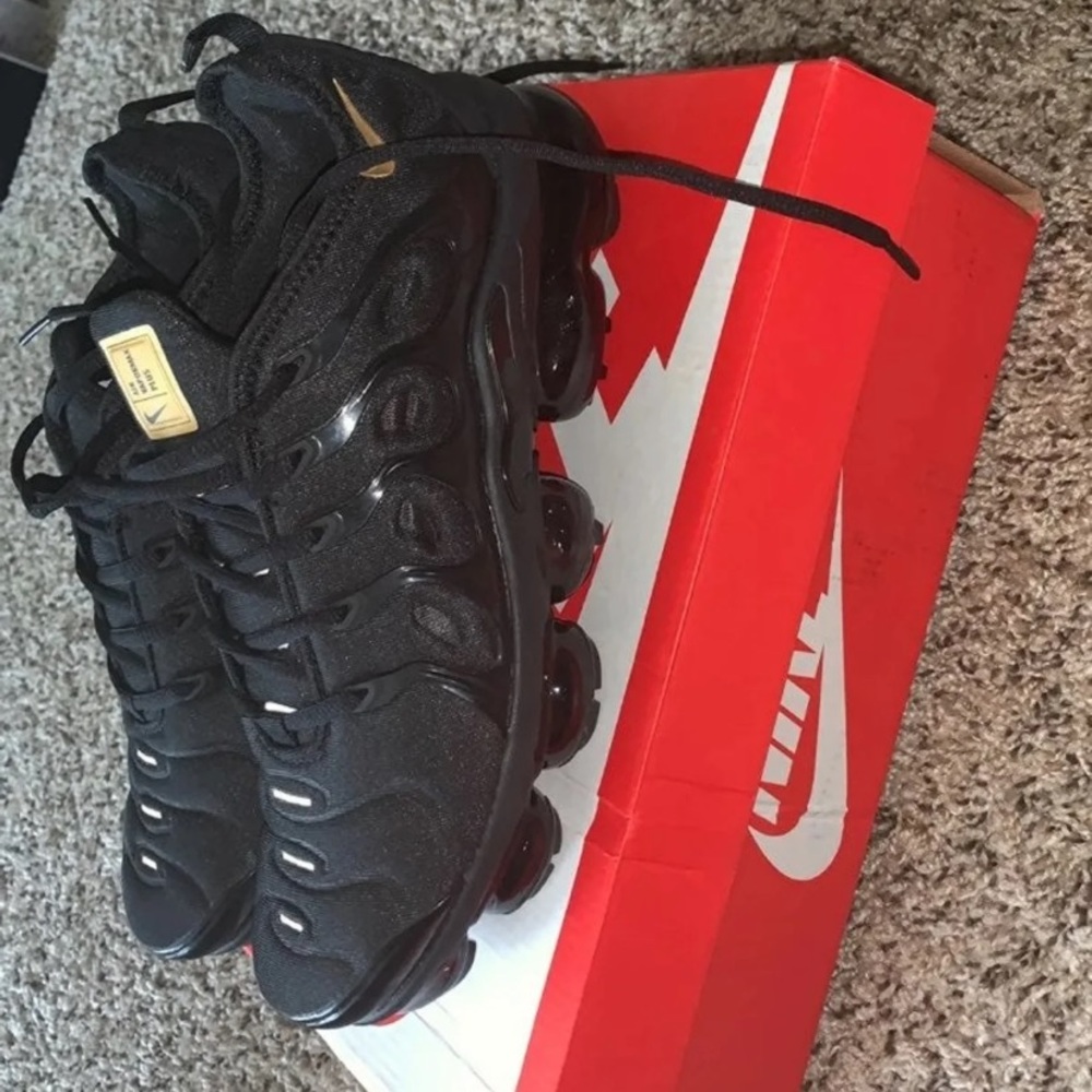 Nike Vapormax Plus black and gold